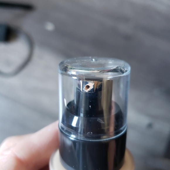 Farmasi VFX Foundation in Sand - Picture 2 of 3